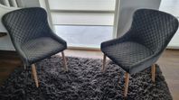 Svart matta och två stolar