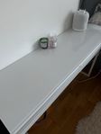 Säljer stilrent vitt skrivbord / sminkbord