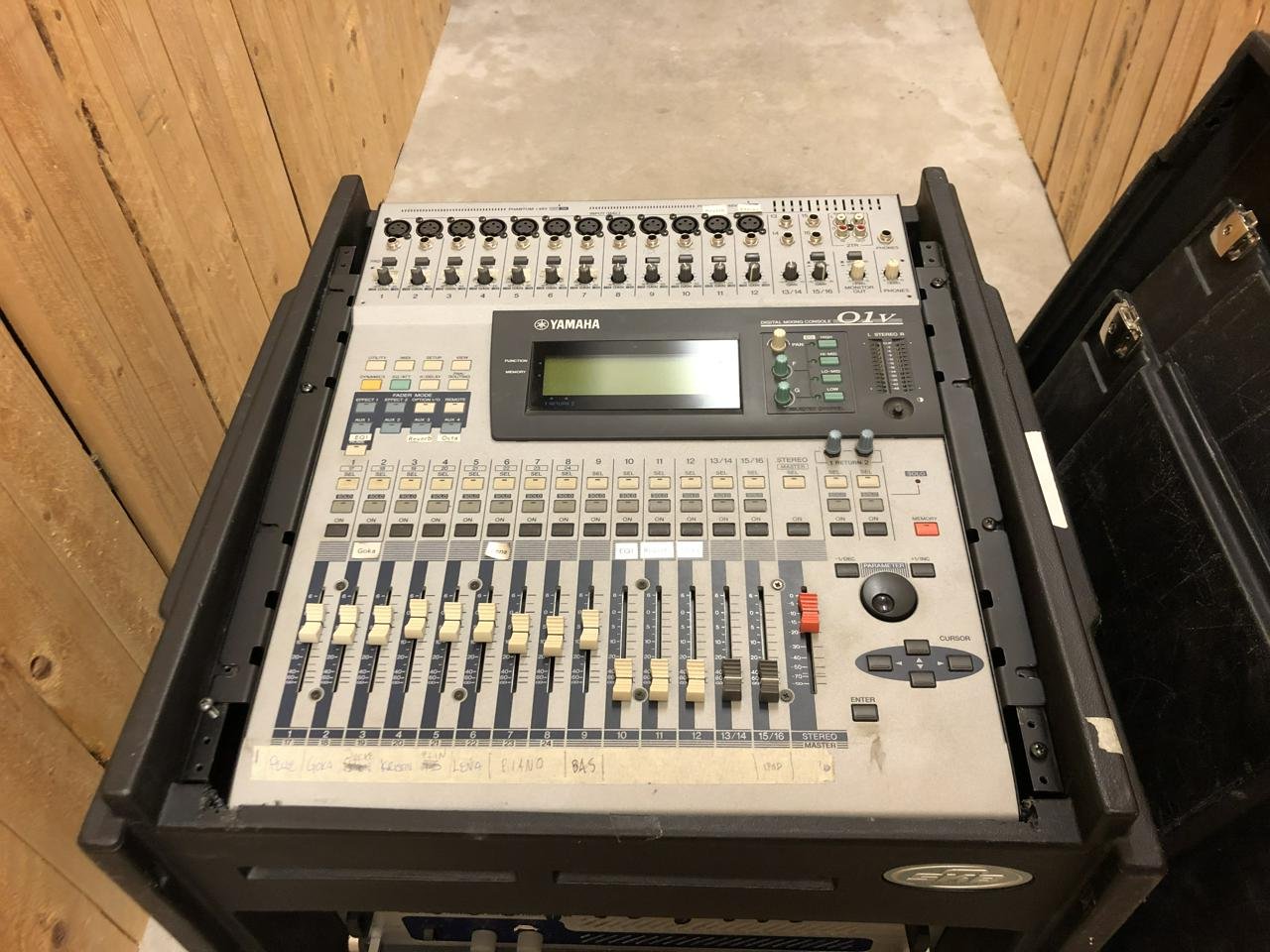 Digital mixer Yamaha 01v + EQ...