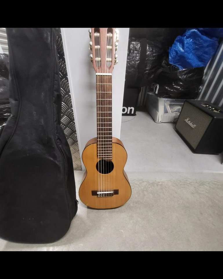 Mini Yamaha gitarr 