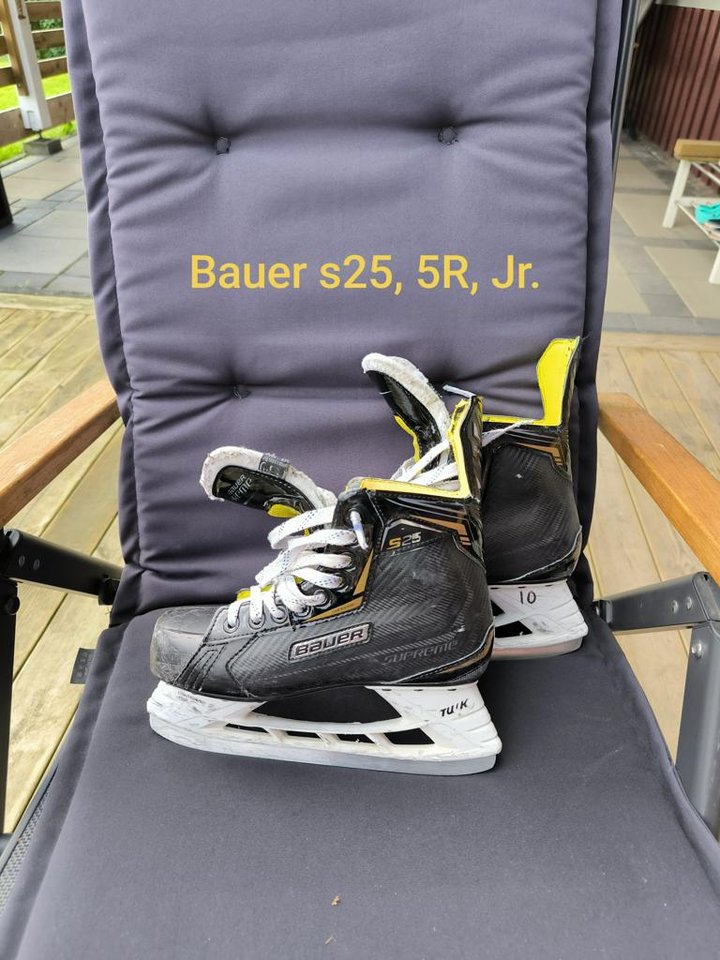 Hockey prylar, skridskor, byxor.