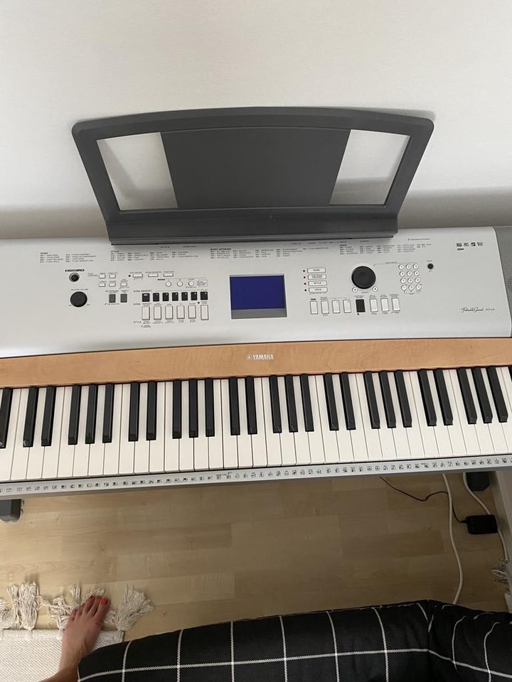 Yamaha Portable Grand DGX-630