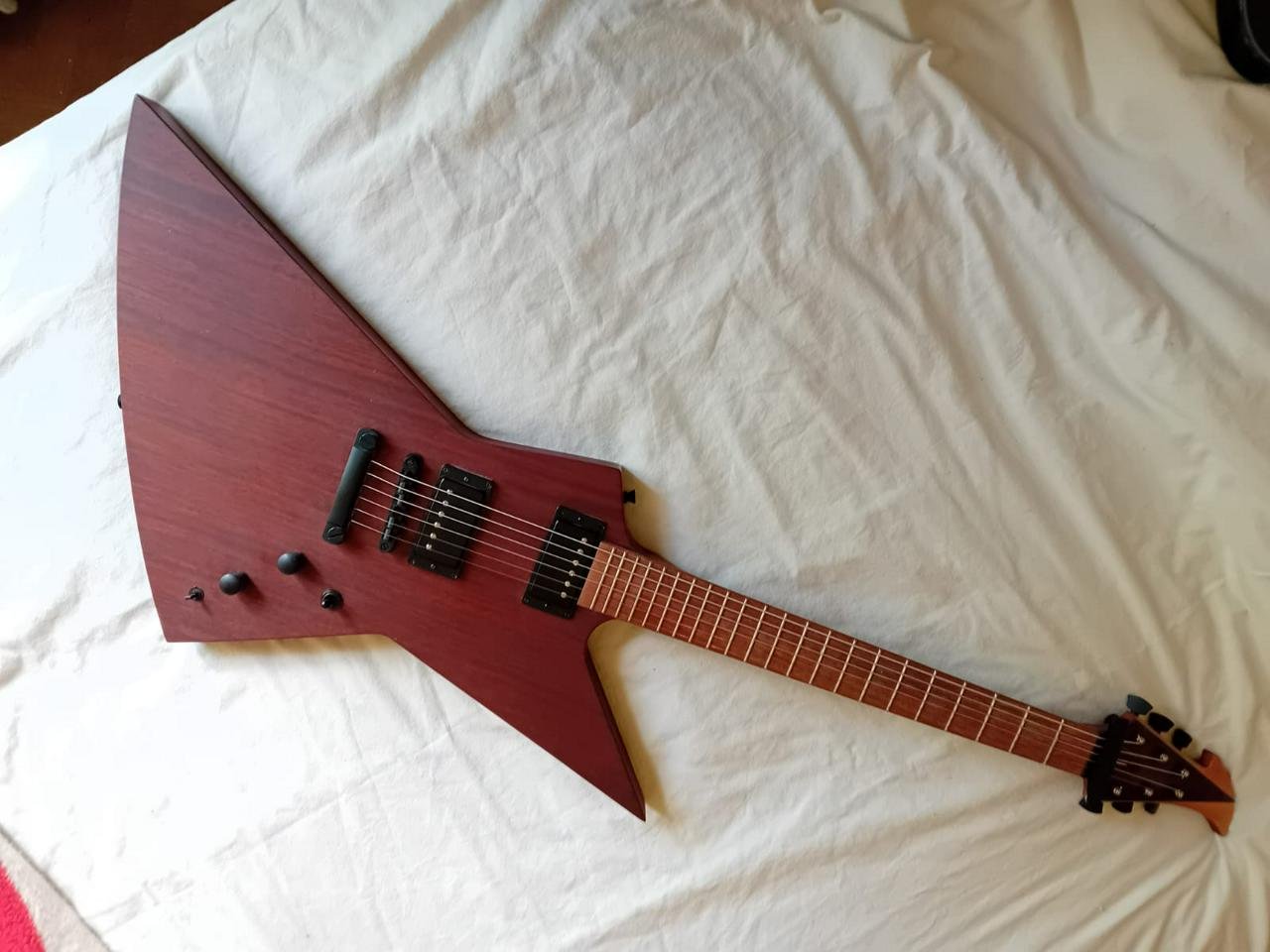 Custom gitarr säljes - Explor...