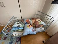 Barnsängar och skötbord