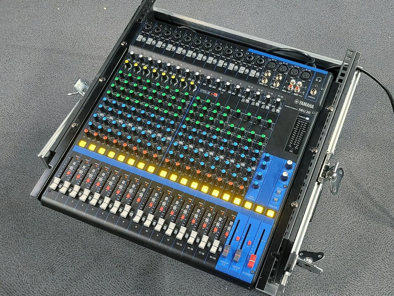 Yamaha MG20 i flightcase + st...