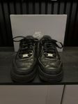 Klassiska Nike Air Force 1 Low svart.sköna sneakers stl 38,