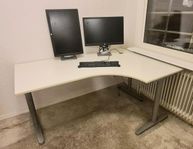 IKEA Hörnskrivbord – Justerbar höjd, stabilt & rymligt