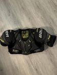Bauer Mach axelskydd, se medium