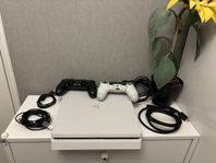 PlayStation 4 Slim i nyskick– två kontroller och alla kab