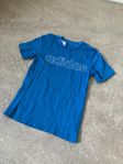 (Nr 81) Adidas. Blå T-shirt m tryck. Barn. Stl: 152.