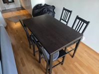 Utfällbart matbord med stolar