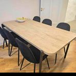 Tungt och stabilt matbord med stolar 