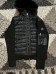 Svart Moncler pufferjacka med luva