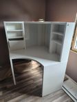 Hörnarbetsplats/skrivbord från Ikea.