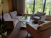 Soffa, två fåtöljer och soffbord