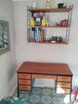 retro skrivbord med stringhylla