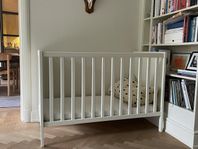 barnsäng målad i Farrow ball