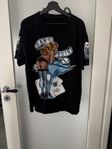 Två T-shirts och en tröja med luva