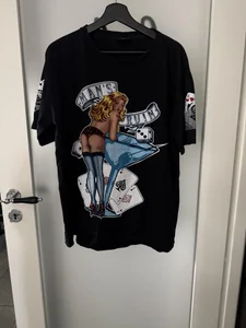 Två T-shirts och en tröja med luva