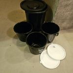 Behållare och hinkar till stallet till tex mat pellets etc