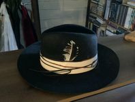 Hatt med större brätte i fint skick, medium. 250kr.