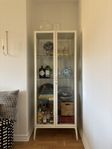 Vitrinskåp MILSBO från IKEA