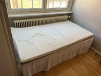 Säng med tempurmadrass