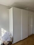 Garderob PAX vit med skjutdörrar HASVIK IKEA