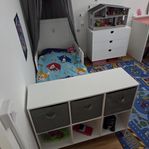 juniorsäng TROLL byrå och leksakshylla med lådor