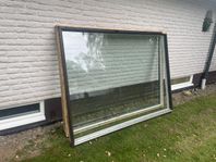 Skänkes: Två stora fönster
