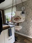 Lantlig kökslampa.