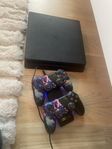 PS4 + 2 handkontroller + laddställ + spel
