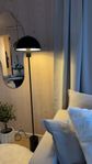 Fin golv lampa svart 400kr