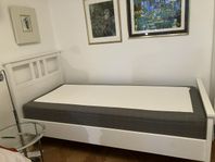 Säng Hemnes i vitbets med Skotterud resårbotten