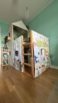 Barnsäng Kura (ikea) med hus.
