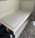 Säng Malm (IKEA) vit 90 x 200 cm i fint skick, inkl madrass