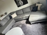 Grå tygsoffa