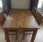 Matbord i massivt trä + 4 stolar – klassiskt set