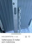 vattenpass och mätsticka 
