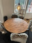 Runmatbord i återvunnen teak & industristolar