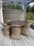 Teak utebord från Mio med konstrotting stolar