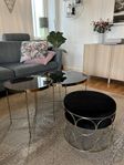 två glasbord och pall i svart och guld