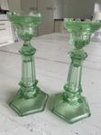Antika ljusstakar i grönt glas