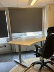 Höj och sänkbar skrivbord inkl. kontorsstol.