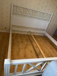 Stilren dubbelsäng med sängram + 2 st 90 cm-madrasser –