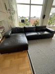 Svart skinnsoffa divan