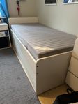 Säng 90x200 med extrabädd, förvaring och madrasser
