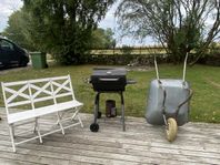 Grill, skottkärra och bänk bortskänkes