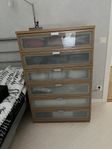 Byrå i ek med Grostad glas
