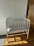 Filikid bedside crib, Ergobaby bärsele och Jox sänghimmel